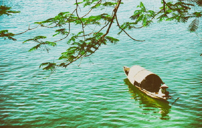 mơ thấy đi thuyền trên sông